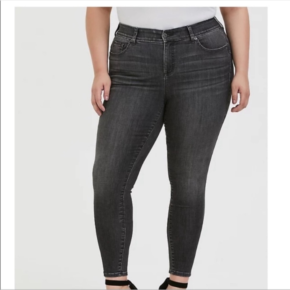 Torrid black Bombshell Skinny jeans size 14 tall